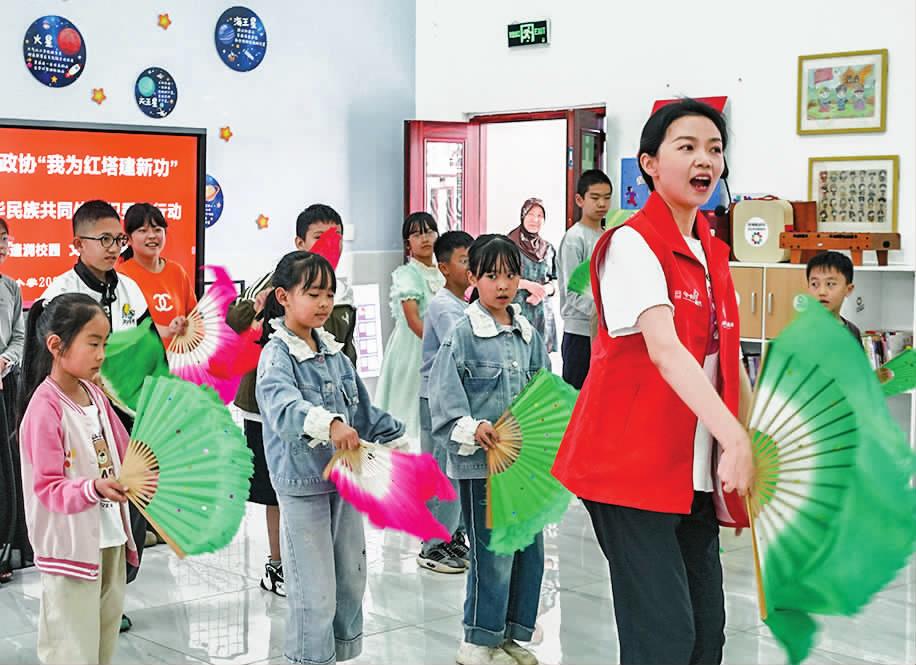 小學(xué)生暑期體驗(yàn)花燈戲魅力